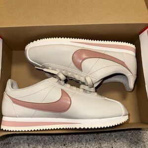 NEW Women Nike Classic Cortez Leather 807471-013 Light Bone/Particle Pink size 9